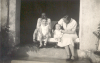 '39 Mammie met Baboe Mina en de 2 spruiten